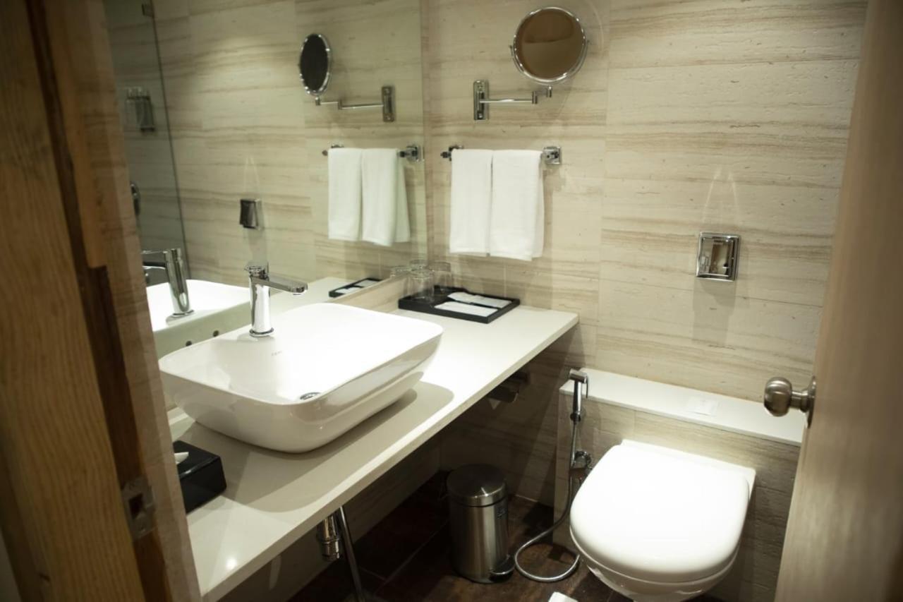 Regenta Central Harsha Vapi Pardi Exterior photo